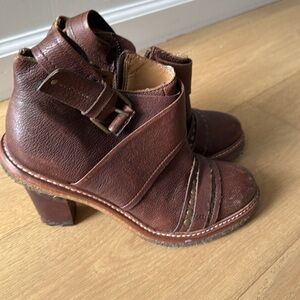 Schuler & Sons Philadelphia brown leather booties
Size 8B
Leather